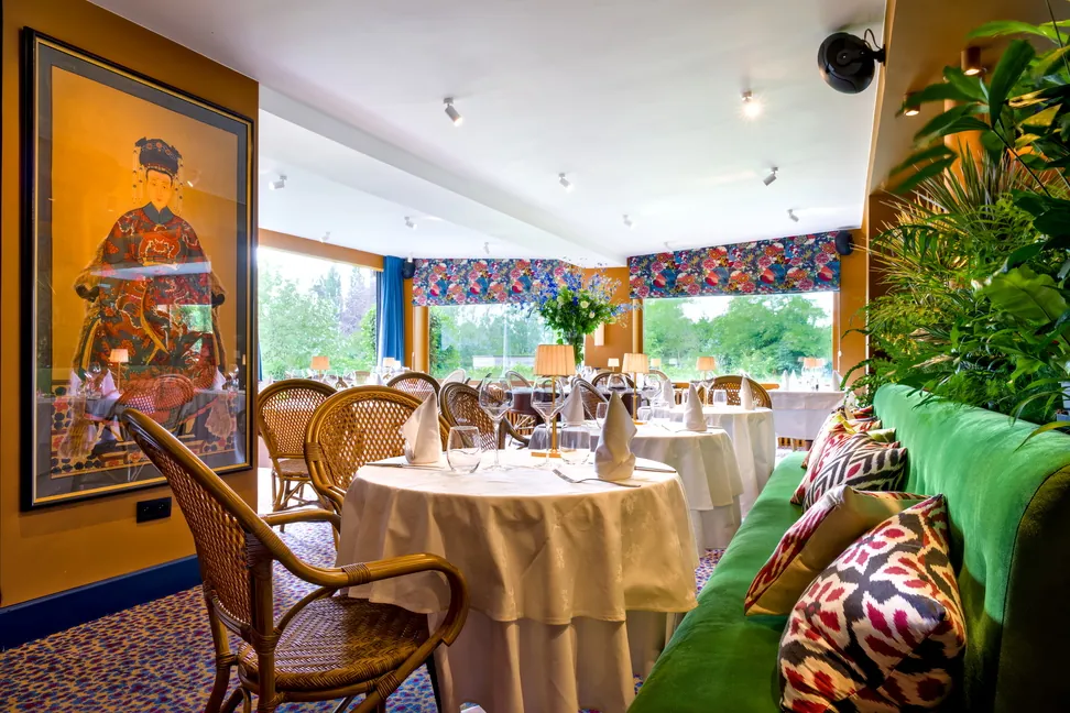 Salle du Barbizon à Overijse, banquettes vertes et vue sur le jardin