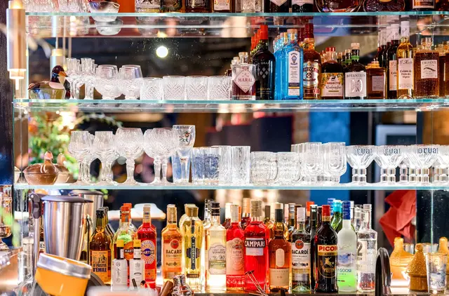 Comptoir et bouteilles du bar