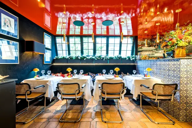 Salle lumineuse avec tables et bar