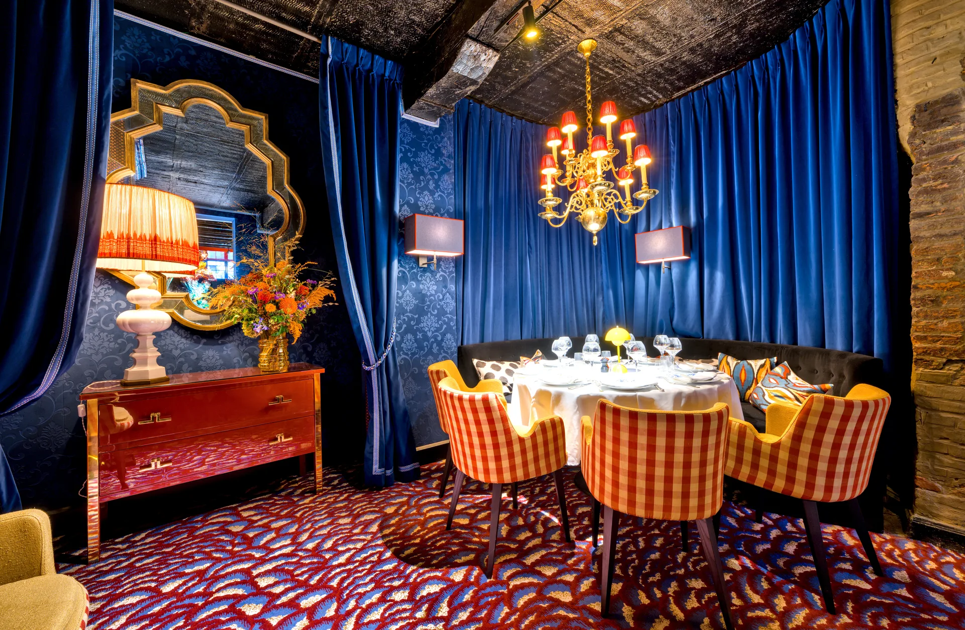 Table ronde dressée sous un lustre dans le salon bleu