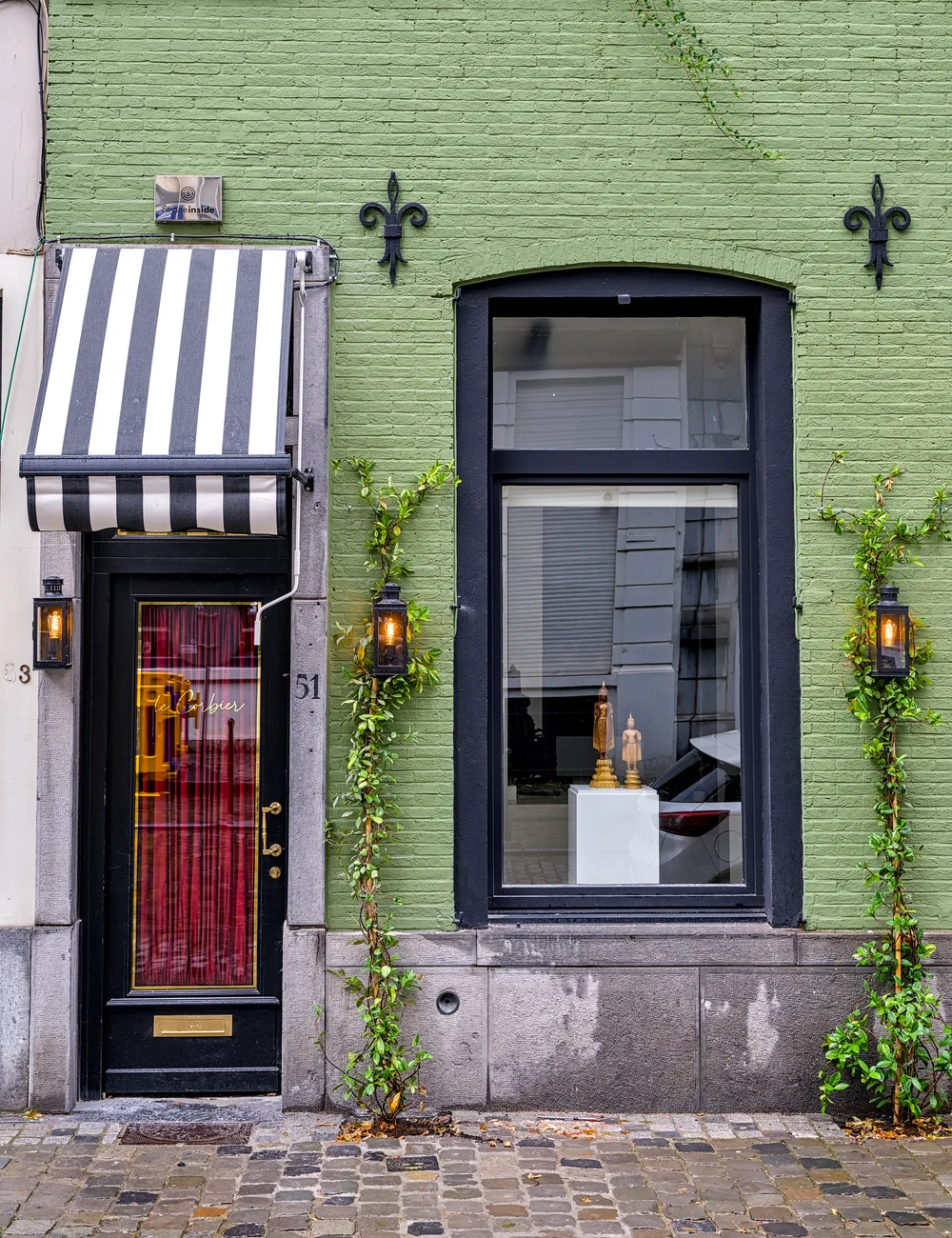 Façade verte et entrée du Corbier, Rue des Minimes 51 à Bruxelles