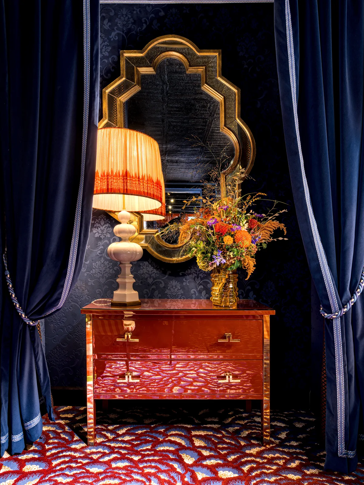 Bouquet d’automne et lampe devant le miroir doré du Corbier