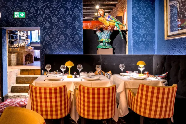 Table dressée dans la salle aux murs bleus