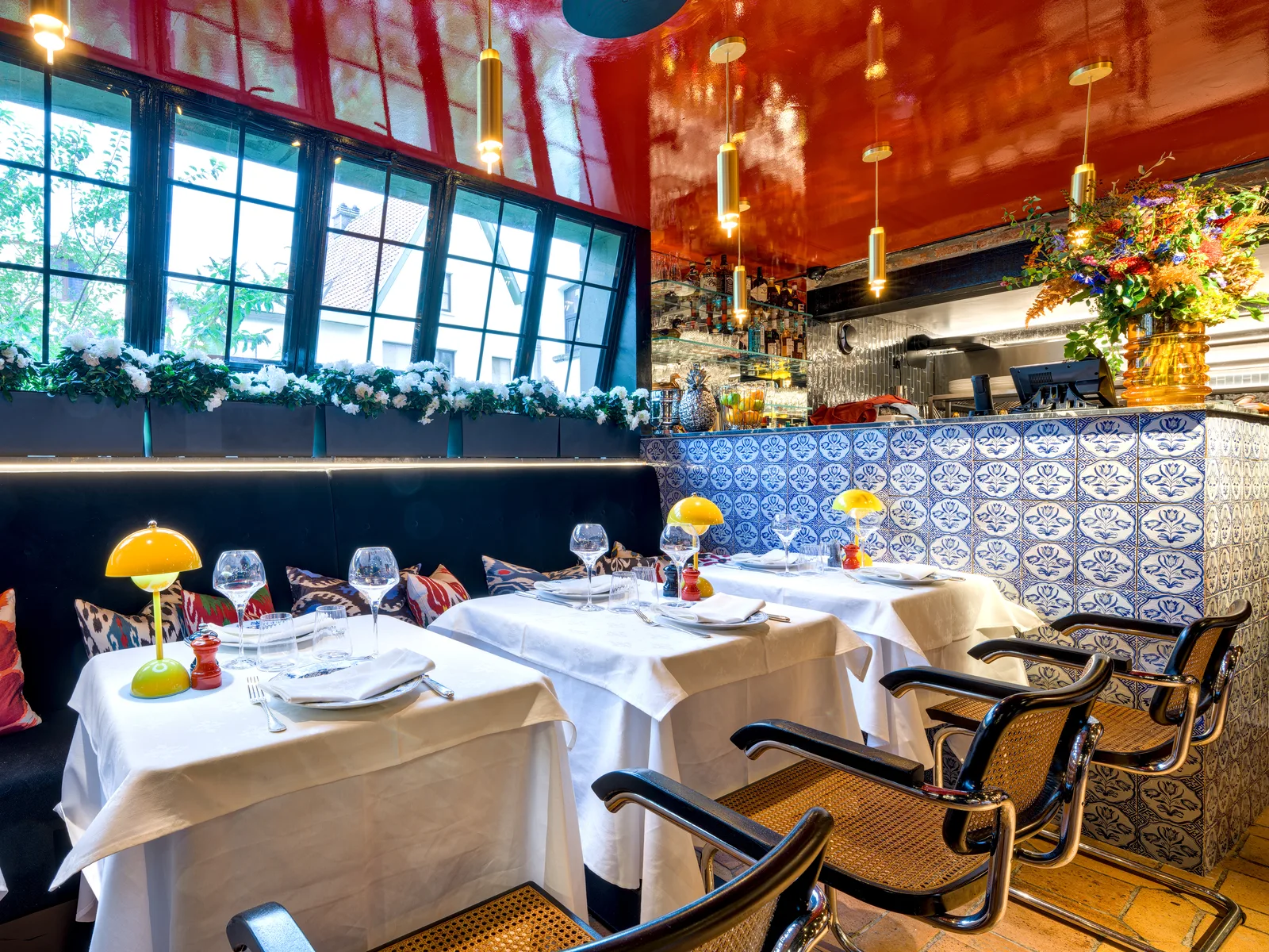 Le bar aux carreaux de Delft et les tables près des fenêtres