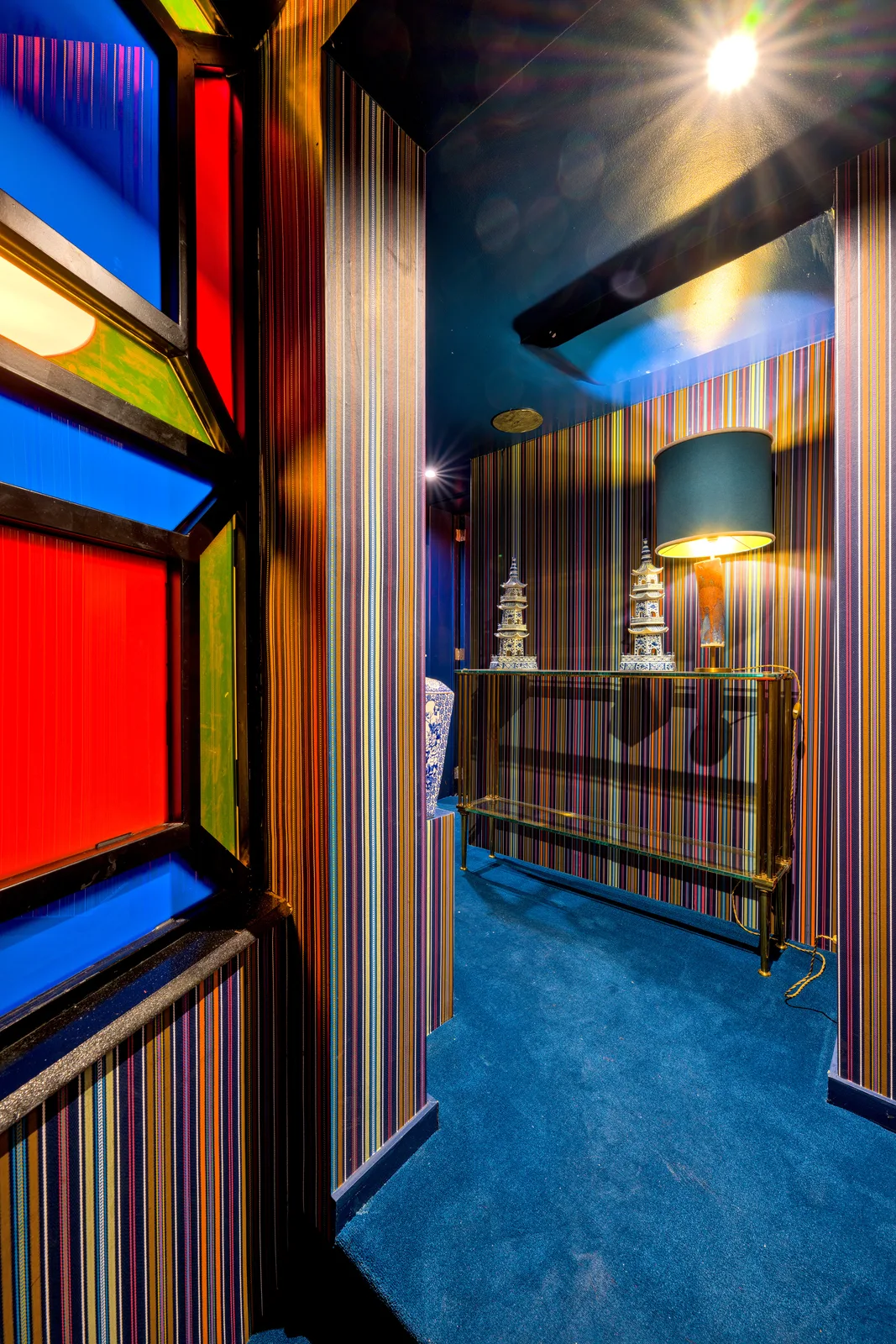 Passage du restaurant avec vitraux colorés